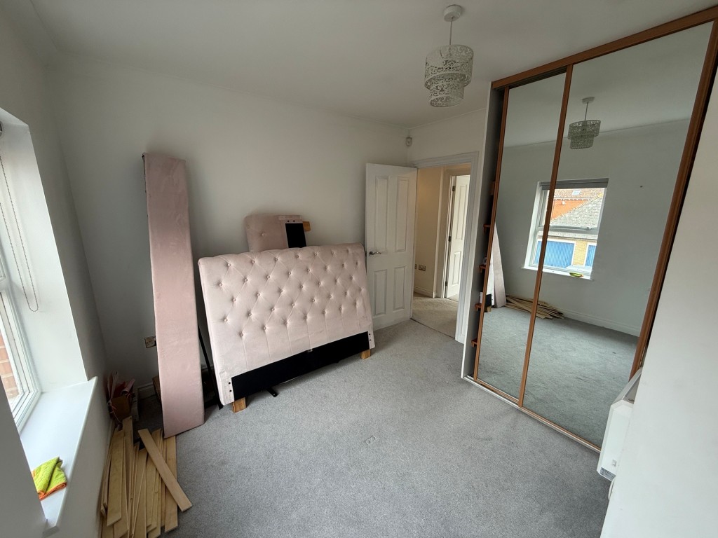 Lot: 64 - THREE-BEDROOM SPLIT LEVEL MAISONETTE - Bedroom with fitted wardrobes